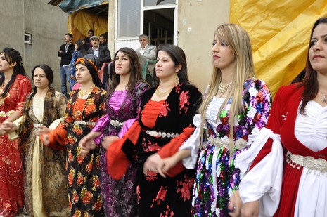 Yüksekova'da 02.03.2010 Ekim2010 tarihlerinde dünya evine giren çiftlerimizi sizler için sayfamıza taşıdık. Yüksekova Güncel Ailesi olarak tüm çiftlerimize mutluluklar dileriz...