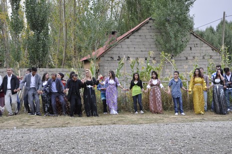 Yüksekova'da 02.03.2010 Ekim2010 tarihlerinde dünya evine giren çiftlerimizi sizler için sayfamıza taşıdık. Yüksekova Güncel Ailesi olarak tüm çiftlerimize mutluluklar dileriz...