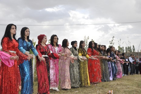 Yüksekova'da 02.03.2010 Ekim2010 tarihlerinde dünya evine giren çiftlerimizi sizler için sayfamıza taşıdık. Yüksekova Güncel Ailesi olarak tüm çiftlerimize mutluluklar dileriz...