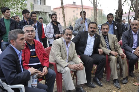 Yüksekova'da 02.03.2010 Ekim2010 tarihlerinde dünya evine giren çiftlerimizi sizler için sayfamıza taşıdık. Yüksekova Güncel Ailesi olarak tüm çiftlerimize mutluluklar dileriz...