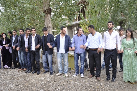 Yüksekova'da 02.03.2010 Ekim2010 tarihlerinde dünya evine giren çiftlerimizi sizler için sayfamıza taşıdık. Yüksekova Güncel Ailesi olarak tüm çiftlerimize mutluluklar dileriz...