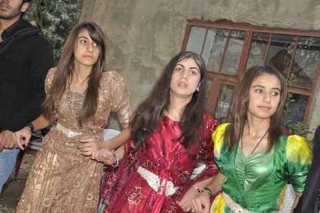 Yüksekova'da 02.03.2010 Ekim2010 tarihlerinde dünya evine giren çiftlerimizi sizler için sayfamıza taşıdık. Yüksekova Güncel Ailesi olarak tüm çiftlerimize mutluluklar dileriz...