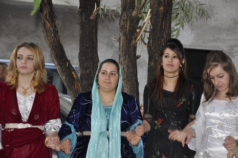 Yüksekova'da 02.03.2010 Ekim2010 tarihlerinde dünya evine giren çiftlerimizi sizler için sayfamıza taşıdık. Yüksekova Güncel Ailesi olarak tüm çiftlerimize mutluluklar dileriz...