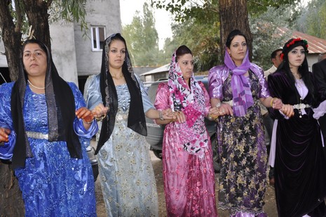 Yüksekova'da 02.03.2010 Ekim2010 tarihlerinde dünya evine giren çiftlerimizi sizler için sayfamıza taşıdık. Yüksekova Güncel Ailesi olarak tüm çiftlerimize mutluluklar dileriz...