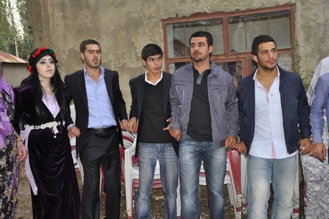 Yüksekova'da 02.03.2010 Ekim2010 tarihlerinde dünya evine giren çiftlerimizi sizler için sayfamıza taşıdık. Yüksekova Güncel Ailesi olarak tüm çiftlerimize mutluluklar dileriz...