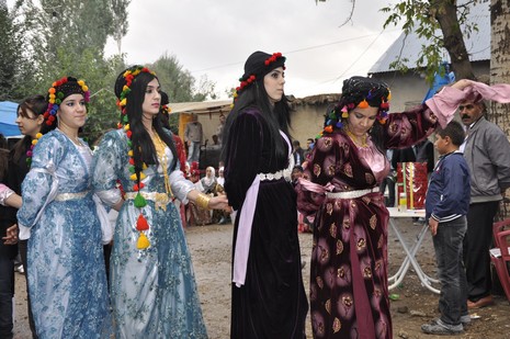 Yüksekova'da 02.03.2010 Ekim2010 tarihlerinde dünya evine giren çiftlerimizi sizler için sayfamıza taşıdık. Yüksekova Güncel Ailesi olarak tüm çiftlerimize mutluluklar dileriz...