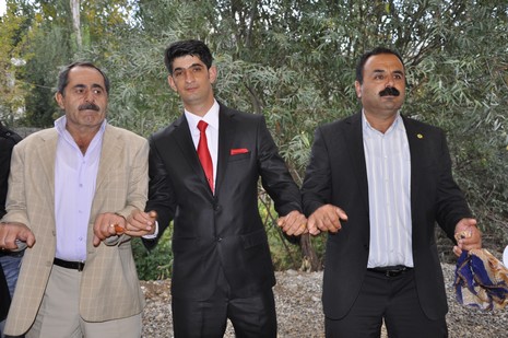 Yüksekova'da 02.03.2010 Ekim2010 tarihlerinde dünya evine giren çiftlerimizi sizler için sayfamıza taşıdık. Yüksekova Güncel Ailesi olarak tüm çiftlerimize mutluluklar dileriz...