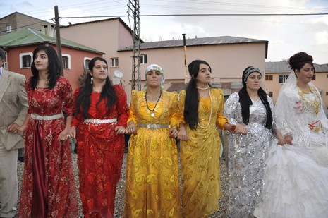 Yüksekova'da 02.03.2010 Ekim2010 tarihlerinde dünya evine giren çiftlerimizi sizler için sayfamıza taşıdık. Yüksekova Güncel Ailesi olarak tüm çiftlerimize mutluluklar dileriz...