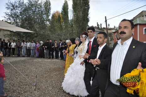 Yüksekova'da 02.03.2010 Ekim2010 tarihlerinde dünya evine giren çiftlerimizi sizler için sayfamıza taşıdık. Yüksekova Güncel Ailesi olarak tüm çiftlerimize mutluluklar dileriz...