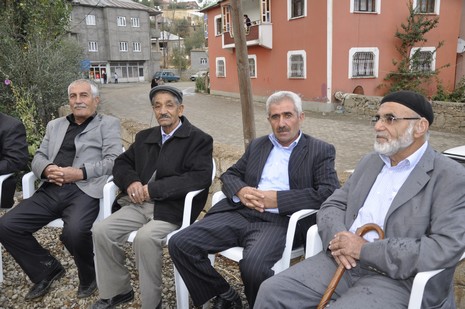 Yüksekova'da 02.03.2010 Ekim2010 tarihlerinde dünya evine giren çiftlerimizi sizler için sayfamıza taşıdık. Yüksekova Güncel Ailesi olarak tüm çiftlerimize mutluluklar dileriz...