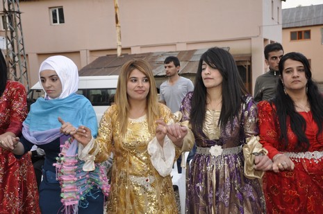 Yüksekova'da 02.03.2010 Ekim2010 tarihlerinde dünya evine giren çiftlerimizi sizler için sayfamıza taşıdık. Yüksekova Güncel Ailesi olarak tüm çiftlerimize mutluluklar dileriz...