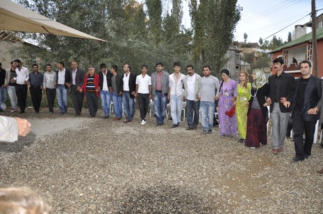 Yüksekova'da 02.03.2010 Ekim2010 tarihlerinde dünya evine giren çiftlerimizi sizler için sayfamıza taşıdık. Yüksekova Güncel Ailesi olarak tüm çiftlerimize mutluluklar dileriz...