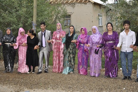 Yüksekova'da 02.03.2010 Ekim2010 tarihlerinde dünya evine giren çiftlerimizi sizler için sayfamıza taşıdık. Yüksekova Güncel Ailesi olarak tüm çiftlerimize mutluluklar dileriz...