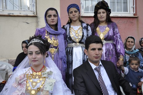 Yüksekova'da 02.03.2010 Ekim2010 tarihlerinde dünya evine giren çiftlerimizi sizler için sayfamıza taşıdık. Yüksekova Güncel Ailesi olarak tüm çiftlerimize mutluluklar dileriz...