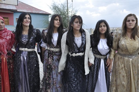 Yüksekova'da 02.03.2010 Ekim2010 tarihlerinde dünya evine giren çiftlerimizi sizler için sayfamıza taşıdık. Yüksekova Güncel Ailesi olarak tüm çiftlerimize mutluluklar dileriz...