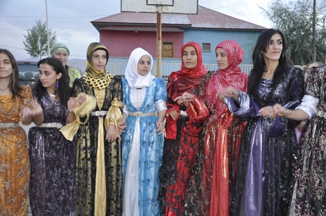 Yüksekova'da 02.03.2010 Ekim2010 tarihlerinde dünya evine giren çiftlerimizi sizler için sayfamıza taşıdık. Yüksekova Güncel Ailesi olarak tüm çiftlerimize mutluluklar dileriz...