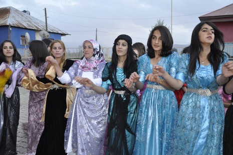 Yüksekova'da 02.03.2010 Ekim2010 tarihlerinde dünya evine giren çiftlerimizi sizler için sayfamıza taşıdık. Yüksekova Güncel Ailesi olarak tüm çiftlerimize mutluluklar dileriz...