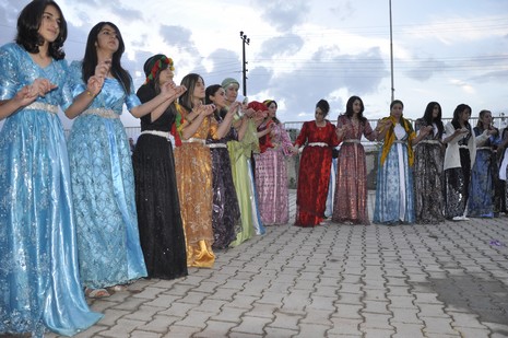 Yüksekova'da 02.03.2010 Ekim2010 tarihlerinde dünya evine giren çiftlerimizi sizler için sayfamıza taşıdık. Yüksekova Güncel Ailesi olarak tüm çiftlerimize mutluluklar dileriz...