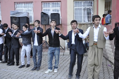 Yüksekova'da 02.03.2010 Ekim2010 tarihlerinde dünya evine giren çiftlerimizi sizler için sayfamıza taşıdık. Yüksekova Güncel Ailesi olarak tüm çiftlerimize mutluluklar dileriz...