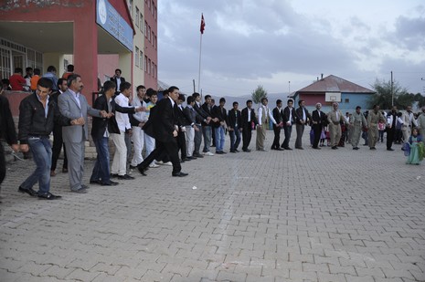 Yüksekova'da 02.03.2010 Ekim2010 tarihlerinde dünya evine giren çiftlerimizi sizler için sayfamıza taşıdık. Yüksekova Güncel Ailesi olarak tüm çiftlerimize mutluluklar dileriz...