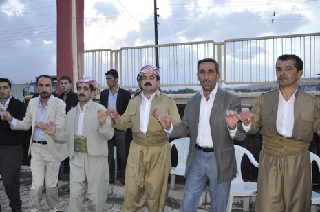 Yüksekova'da 02.03.2010 Ekim2010 tarihlerinde dünya evine giren çiftlerimizi sizler için sayfamıza taşıdık. Yüksekova Güncel Ailesi olarak tüm çiftlerimize mutluluklar dileriz...