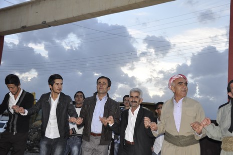 Yüksekova'da 02.03.2010 Ekim2010 tarihlerinde dünya evine giren çiftlerimizi sizler için sayfamıza taşıdık. Yüksekova Güncel Ailesi olarak tüm çiftlerimize mutluluklar dileriz...