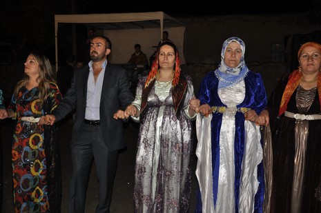 Yüksekova'da 02.03.2010 Ekim2010 tarihlerinde dünya evine giren çiftlerimizi sizler için sayfamıza taşıdık. Yüksekova Güncel Ailesi olarak tüm çiftlerimize mutluluklar dileriz...