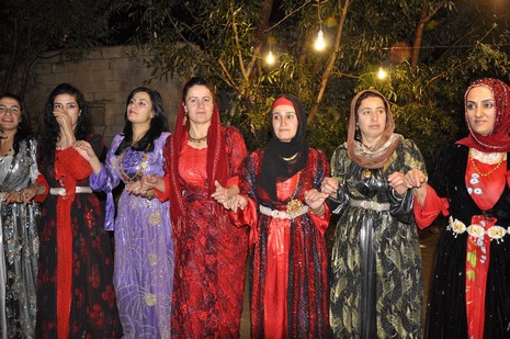 Yüksekova'da 02.03.2010 Ekim2010 tarihlerinde dünya evine giren çiftlerimizi sizler için sayfamıza taşıdık. Yüksekova Güncel Ailesi olarak tüm çiftlerimize mutluluklar dileriz...