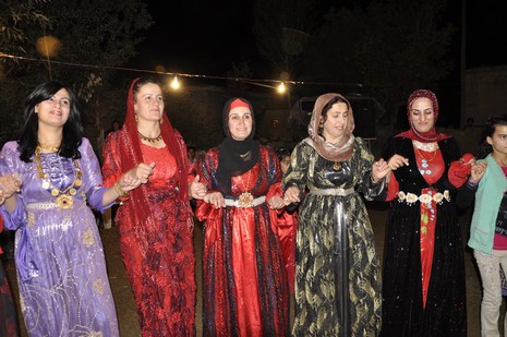 Yüksekova'da 02.03.2010 Ekim2010 tarihlerinde dünya evine giren çiftlerimizi sizler için sayfamıza taşıdık. Yüksekova Güncel Ailesi olarak tüm çiftlerimize mutluluklar dileriz...