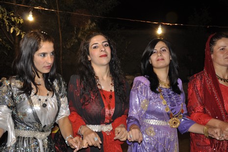 Yüksekova'da 02.03.2010 Ekim2010 tarihlerinde dünya evine giren çiftlerimizi sizler için sayfamıza taşıdık. Yüksekova Güncel Ailesi olarak tüm çiftlerimize mutluluklar dileriz...