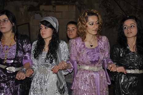 Yüksekova'da 02.03.2010 Ekim2010 tarihlerinde dünya evine giren çiftlerimizi sizler için sayfamıza taşıdık. Yüksekova Güncel Ailesi olarak tüm çiftlerimize mutluluklar dileriz...