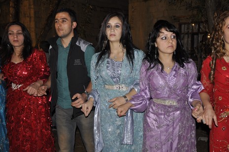 Yüksekova'da 02.03.2010 Ekim2010 tarihlerinde dünya evine giren çiftlerimizi sizler için sayfamıza taşıdık. Yüksekova Güncel Ailesi olarak tüm çiftlerimize mutluluklar dileriz...