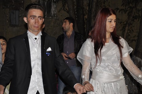 Yüksekova'da 02.03.2010 Ekim2010 tarihlerinde dünya evine giren çiftlerimizi sizler için sayfamıza taşıdık. Yüksekova Güncel Ailesi olarak tüm çiftlerimize mutluluklar dileriz...