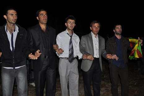 Yüksekova'da 02.03.2010 Ekim2010 tarihlerinde dünya evine giren çiftlerimizi sizler için sayfamıza taşıdık. Yüksekova Güncel Ailesi olarak tüm çiftlerimize mutluluklar dileriz...