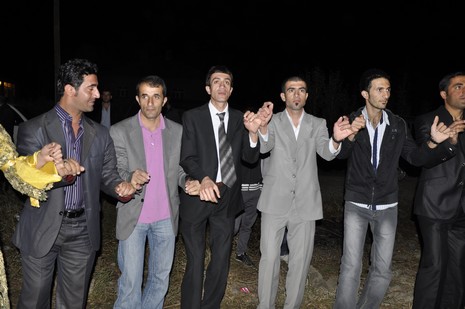 Yüksekova'da 02.03.2010 Ekim2010 tarihlerinde dünya evine giren çiftlerimizi sizler için sayfamıza taşıdık. Yüksekova Güncel Ailesi olarak tüm çiftlerimize mutluluklar dileriz...