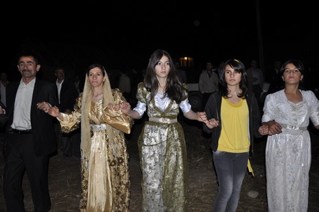 Yüksekova'da 02.03.2010 Ekim2010 tarihlerinde dünya evine giren çiftlerimizi sizler için sayfamıza taşıdık. Yüksekova Güncel Ailesi olarak tüm çiftlerimize mutluluklar dileriz...