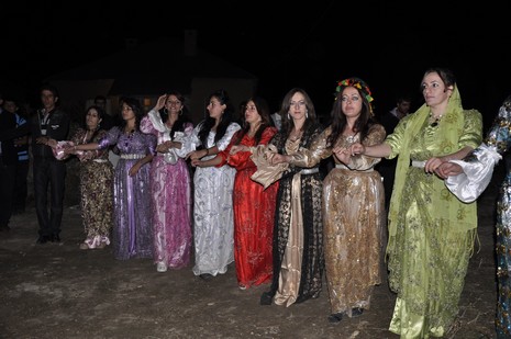 Yüksekova'da 02.03.2010 Ekim2010 tarihlerinde dünya evine giren çiftlerimizi sizler için sayfamıza taşıdık. Yüksekova Güncel Ailesi olarak tüm çiftlerimize mutluluklar dileriz...