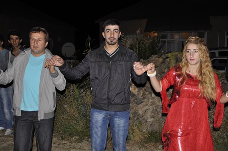 Yüksekova'da 02.03.2010 Ekim2010 tarihlerinde dünya evine giren çiftlerimizi sizler için sayfamıza taşıdık. Yüksekova Güncel Ailesi olarak tüm çiftlerimize mutluluklar dileriz...