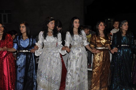 Yüksekova'da 02.03.2010 Ekim2010 tarihlerinde dünya evine giren çiftlerimizi sizler için sayfamıza taşıdık. Yüksekova Güncel Ailesi olarak tüm çiftlerimize mutluluklar dileriz...