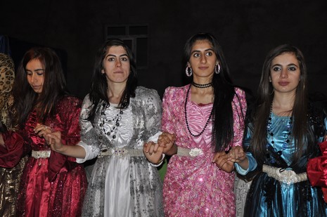 Yüksekova'da 02.03.2010 Ekim2010 tarihlerinde dünya evine giren çiftlerimizi sizler için sayfamıza taşıdık. Yüksekova Güncel Ailesi olarak tüm çiftlerimize mutluluklar dileriz...