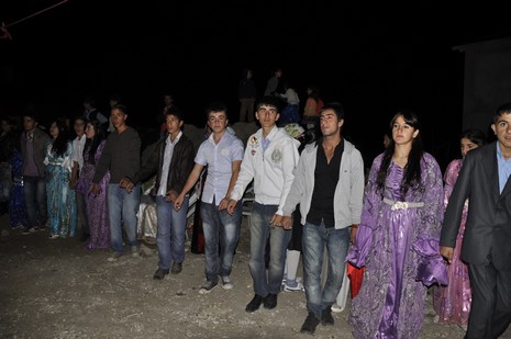 Yüksekova'da 02.03.2010 Ekim2010 tarihlerinde dünya evine giren çiftlerimizi sizler için sayfamıza taşıdık. Yüksekova Güncel Ailesi olarak tüm çiftlerimize mutluluklar dileriz...