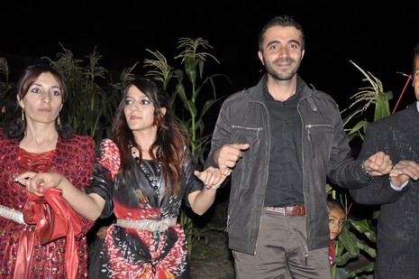 Yüksekova'da 02.03.2010 Ekim2010 tarihlerinde dünya evine giren çiftlerimizi sizler için sayfamıza taşıdık. Yüksekova Güncel Ailesi olarak tüm çiftlerimize mutluluklar dileriz...