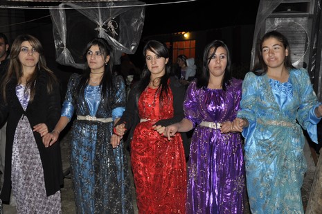 Yüksekova'da 02.03.2010 Ekim2010 tarihlerinde dünya evine giren çiftlerimizi sizler için sayfamıza taşıdık. Yüksekova Güncel Ailesi olarak tüm çiftlerimize mutluluklar dileriz...