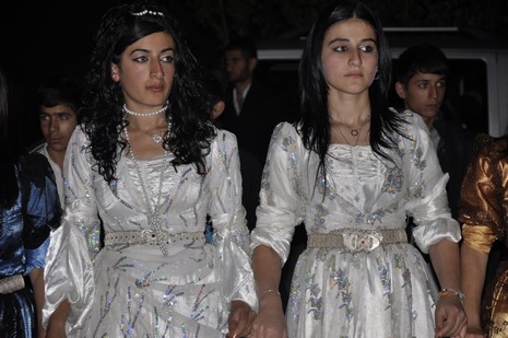 Yüksekova'da 02.03.2010 Ekim2010 tarihlerinde dünya evine giren çiftlerimizi sizler için sayfamıza taşıdık. Yüksekova Güncel Ailesi olarak tüm çiftlerimize mutluluklar dileriz...