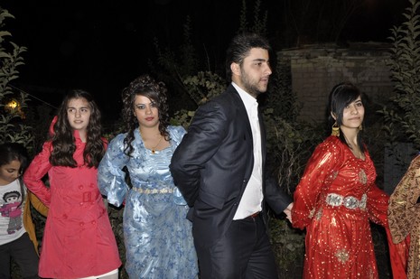 Yüksekova'da 02.03.2010 Ekim2010 tarihlerinde dünya evine giren çiftlerimizi sizler için sayfamıza taşıdık. Yüksekova Güncel Ailesi olarak tüm çiftlerimize mutluluklar dileriz...