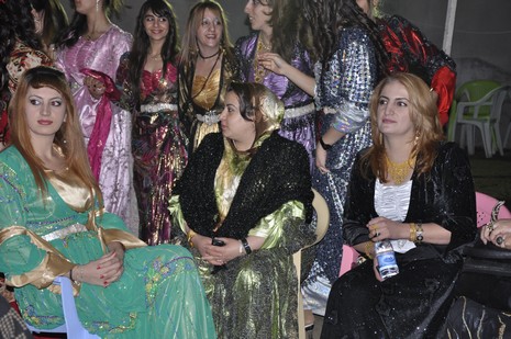 Yüksekova'da 02.03.2010 Ekim2010 tarihlerinde dünya evine giren çiftlerimizi sizler için sayfamıza taşıdık. Yüksekova Güncel Ailesi olarak tüm çiftlerimize mutluluklar dileriz...