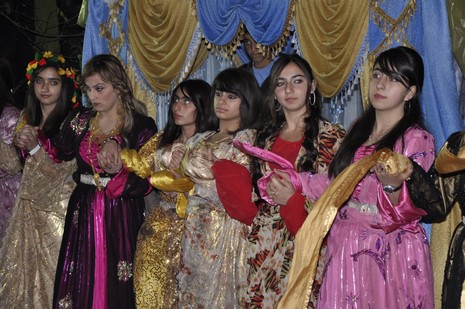 Yüksekova'da 02.03.2010 Ekim2010 tarihlerinde dünya evine giren çiftlerimizi sizler için sayfamıza taşıdık. Yüksekova Güncel Ailesi olarak tüm çiftlerimize mutluluklar dileriz...