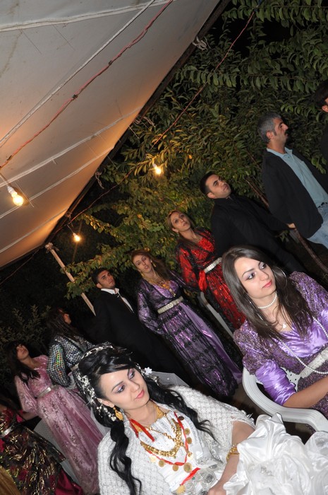 Yüksekova'da 02.03.2010 Ekim2010 tarihlerinde dünya evine giren çiftlerimizi sizler için sayfamıza taşıdık. Yüksekova Güncel Ailesi olarak tüm çiftlerimize mutluluklar dileriz...