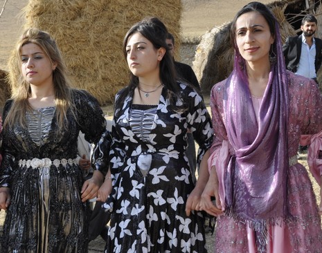 Yüksekova'da 10.10. Ekim 2010 tarihleri arasında evlenen çiftleri sizler için sayfamıza taşıdık. Yüksekova Güncel olarak tüm çiftlerimize mutluluklar dileriz