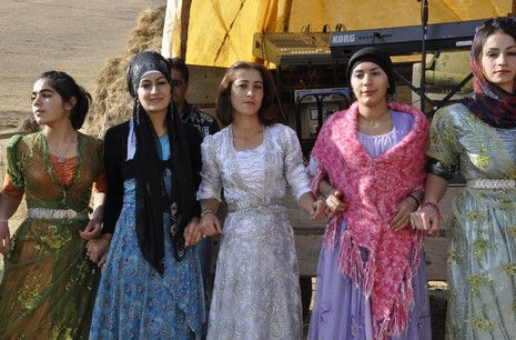 Yüksekova'da 10.10. Ekim 2010 tarihleri arasında evlenen çiftleri sizler için sayfamıza taşıdık. Yüksekova Güncel olarak tüm çiftlerimize mutluluklar dileriz